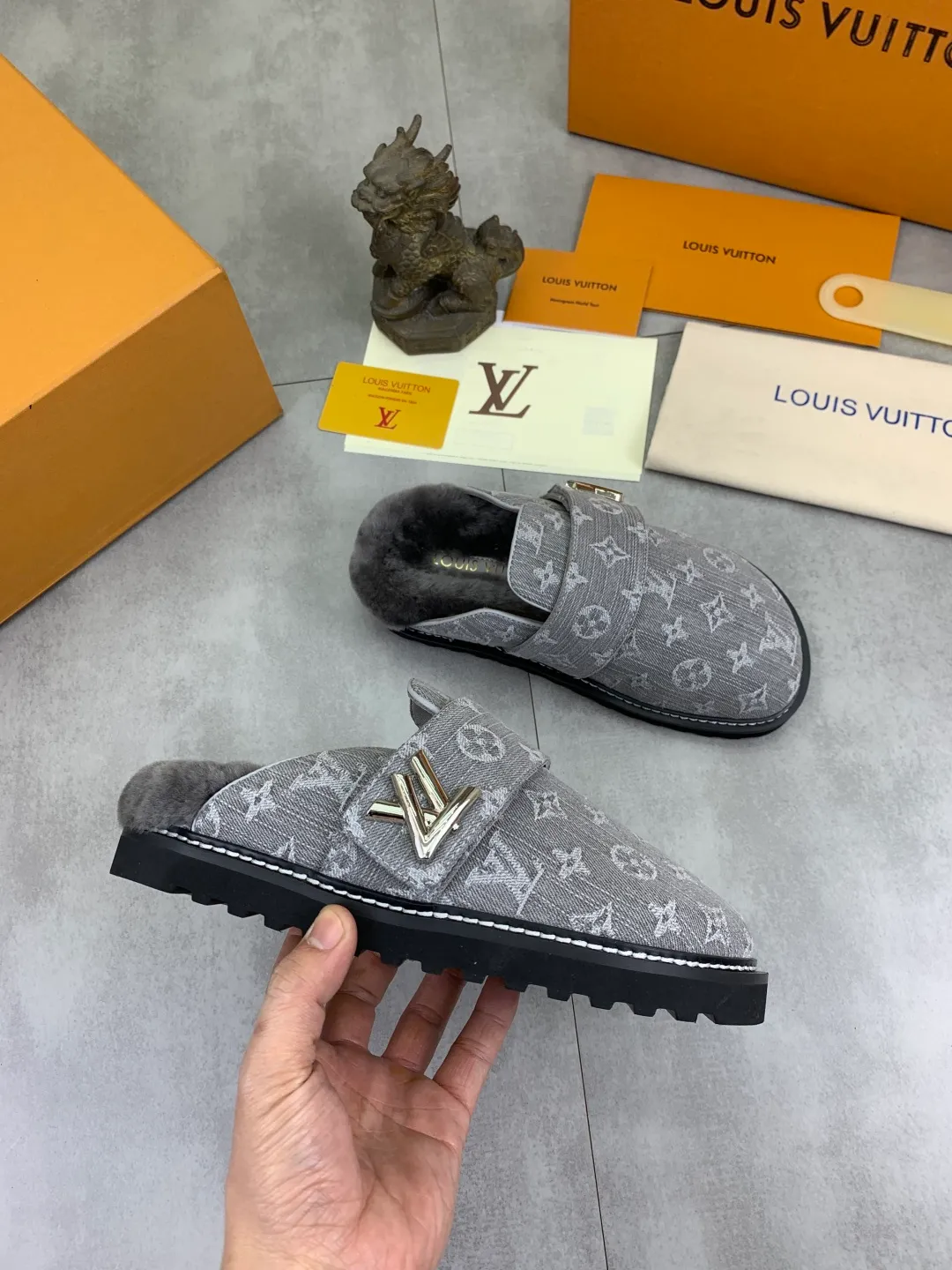 Men's Men's Shoes P480 New Couple Style LV Louis Vuitton L Family Donkey Brand Latest Easy Series Birkenstock Baotou Thick Sole Wool Slippers Sandals Original purchase, development and production This LV Easy sandal is made of suede cow leather, with Monogram pattern to highlight the trendy style. Adjustable straps with illuminated LV letters, flexible insoles and micro outsoles provide a light and comfortable experience. Exquisite packaging at the delivery counter 🛍📦 ▪️Fabric: Original custom imported first-layer cowhide ▪️Inner lining: Original customized warm wool lining ▪️Outsole: Original open-molded rubber foam material ▪️Sole thickness: 4CM ▪️Size: Men and women 35-45
